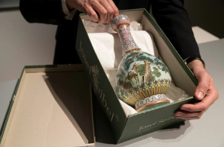Un exceptionnel vase chinois en porcelaine créé pour l'empereur Qianlong (1735-1796), photographié le 22 mai 2018 à Paris, a atteint 16,2 millions d'euros aux enchères chez Sotheby's à) Paris le 12 juin
