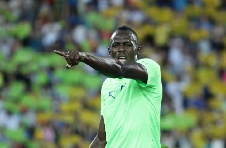 La star du sprint, le Jamaïcain Usain Bolt, communique avec les supporters après sa victoire sur 100 m au meeting d'Ostrava, le 28 juin 2017