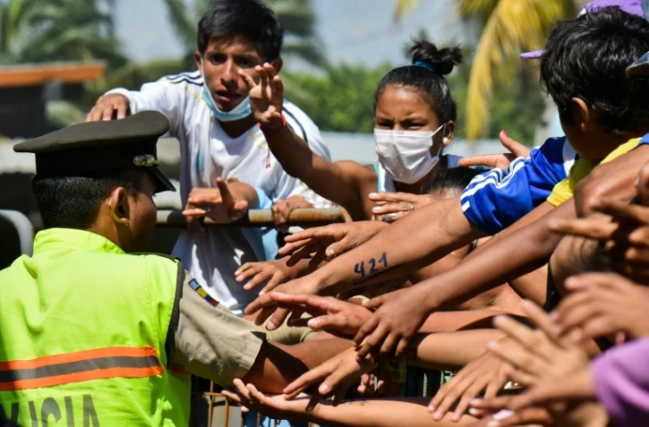 Distribution d'eau potable aux habitants le 19 avril 2016 à Manta