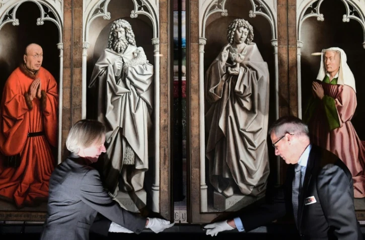 "L'Adoration de l'Agneau mystique", chef-d'oeuvre de la peinture primitive flamand, lors de sa présentation  après sa restauration le 12 octobre 2016  à la cathédrale Saint Bavo à Gand