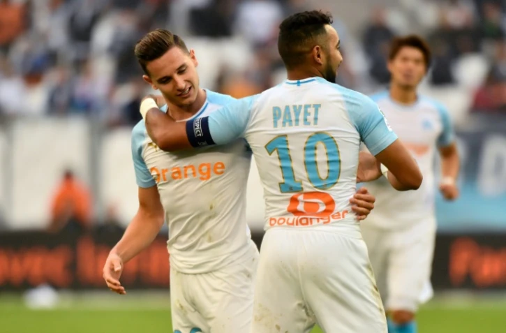 Les Marseillais Florian Thauvin (g) et Dimitri Payet vainqueurs de Caen en Ligue 1, le 7 octobre 2018 à Marseille  