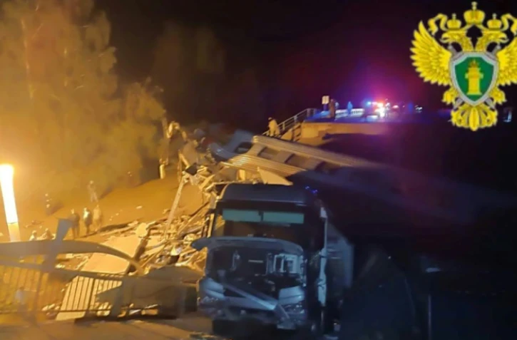 Une image diffusée par le Parquet interrégional des transports de Moscou montre les opérations de secours à Vygonitchi, dans la région de Briansk, où un pont s'est effondré sur une voie ferrée et a fait dérailler un train le 31 mai 2025