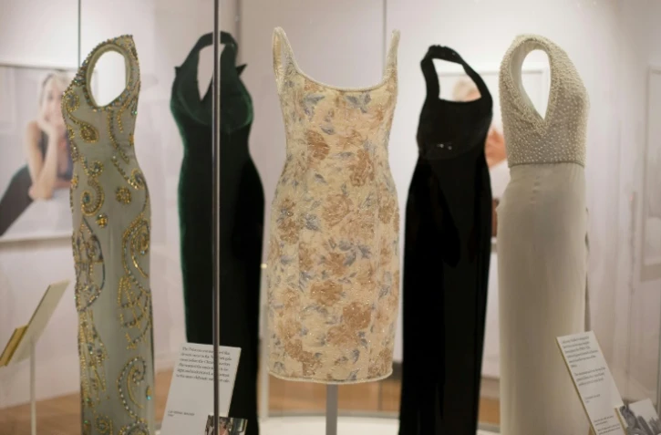 Robes portées par Lady Di à un bal à Althrop House en 1979, exposées à Kensington Palace à Londres le 22 février 2017
