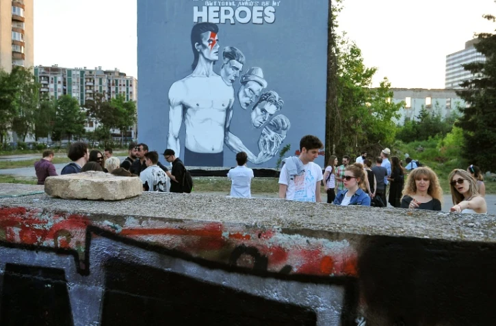 Inauguration d'une peinture murale, "la plus grande au monde", en mémoire de la légende britannique du rock, David Bowie, le 28 mai 2016 à Sarajevo 