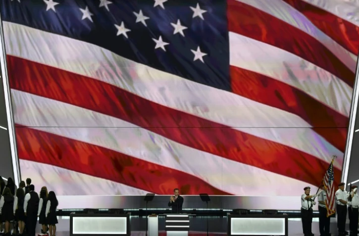 Des anciens combattants tiennent le drapeau américain sur la scène de la convention républicaine à Cleveland le 18 juillet 2016