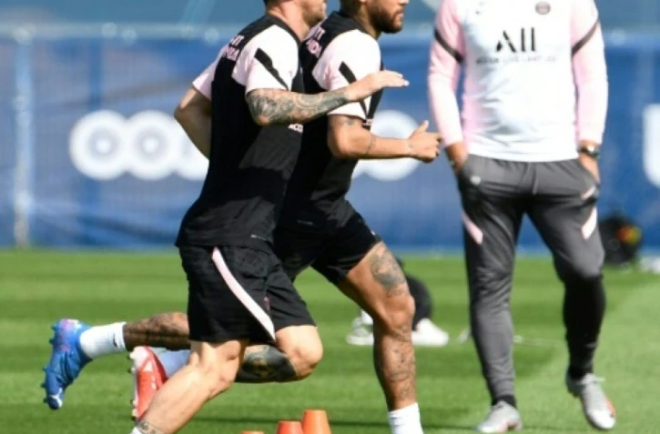 Le coach argentin du PSG observe Leo Messi et Neymar à l'entraßnement du club au Camp des Loges, prÚs de Paris, le Mauricio Pochettino attend a training session at the Camp des Loges, le 13 août 2021
