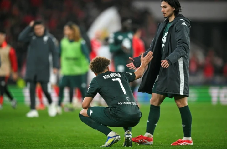 Le milieu de Monaco Eliesse Ben Seghir (g) et l'attaquant Takumi Minamino après l'élimination en barrage d'accesssion aux 8es de finale de mla Ligue des champions contre le Benfica, le 18 février 2025 à Lisbonne
