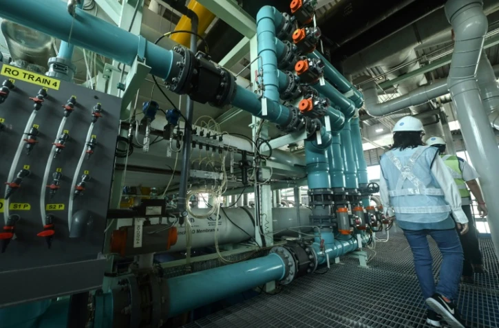 Dans une salle de l'usine de traitement des eaux usées Bedok NEWater à Singapour, le 27 juillet 2021