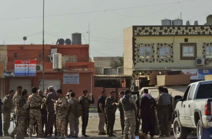 Des membres des forces de sécurité à Kirkouk lors de l'attaque lancée par des jihadistes du groupe Etat islamique, le 21 octobre 2016 en Irak