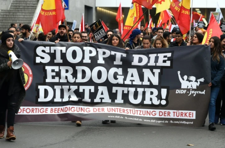 Des manifestants brandissent une bannière réclamant "la fin de la dictature de Erdogan" lors d'un rassemblement à Cologne, le 5 novembre 2016