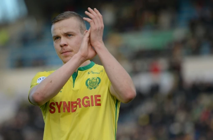 L'attaquant de Nantes Kolbeinn Sigthorsson, auteur du second but face Ă Saint-Etienne, remercie les supporteurs en fin de match Ă La Beaujoire, le 10 janvier 2015