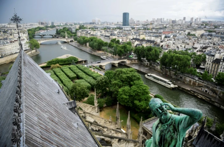 Victime de la pollution, des intempéries et de l'usure du temps, la cathédrale Notre-Dame de Paris sonne l'alarme, photo prise le 28 juin 2017