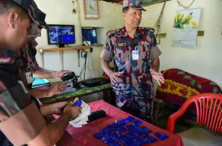 Des douaniers examinent de la drogue "yaba" saisie dans un bus, à Teknaf au Bangladesh, le 6 avril 2018