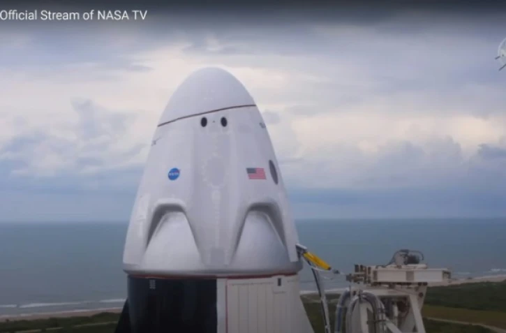 La capsule Dragon le 27 mai 2020, lors de la première tentative arrêtée peu avant l'heure prévue du décollage