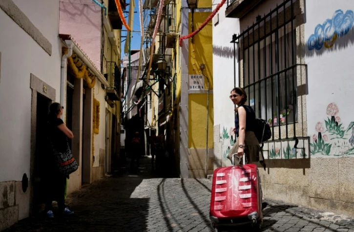 La touriste française Murielle Sbai et sa fille arrivent dans le quartier Alfama à Lisbonne le 29 juin 2016 pour y séjourner dans un appartement loué pour une courte période