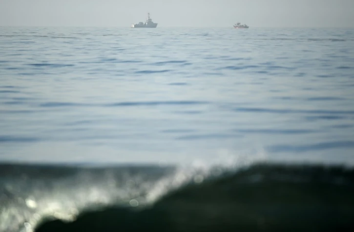 Des bateaux participent aux efforts d'endiguement d'une marée noire au large de Huntington Beach, en Californie, le 3 octobre 2021