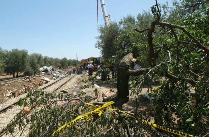 Investigations de la police après la catastrophe ferroviaire qui a fait au moins 23 morts près de Corato, dans les Pouilles, le 13 juillet 2016