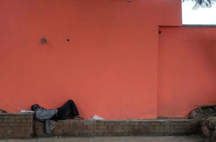 Un sans-abri dort dans une rue désertée de Nairobi, le 5 mai 2020