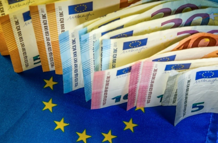 Des euros sur un drapeau de l'Union européenne, à Lille, le 22 mars 2019