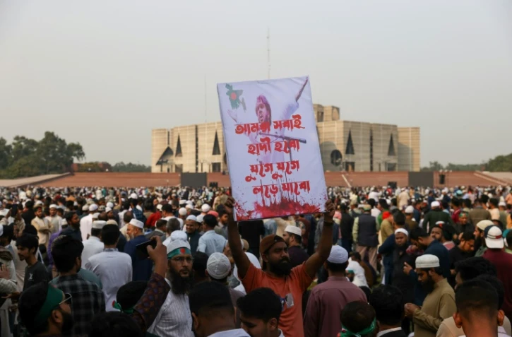 Obsèques à Dacca de Sharif Osman Hadi, figure de la révolte de 2024 au Bangladesh, assassiné en début de semaine, le 20 décembre 2025 