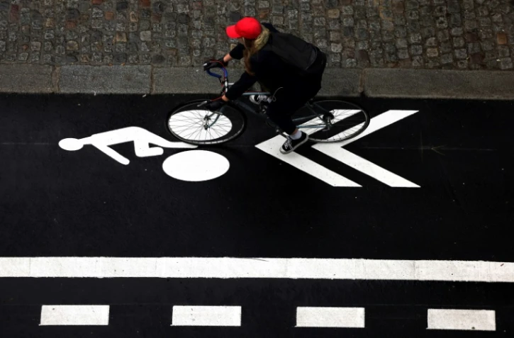 Sans casque sur une piste cyclable à Paris en avril 