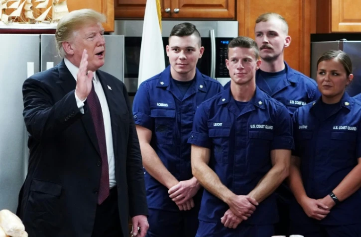 Donald Trump rend visite à des gardes côtiers américains à Riviera Beach, en Floride, le 22 novembre 2018