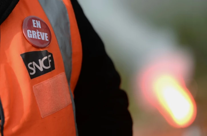 Un employé de la SNCF lors d'une grève le 25 mai 2016 à Donges
