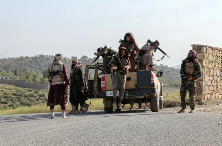 Des membres des forces de sécurité talibanes patrouillent dans la province de Khost , près de la frontière entre l'Afghanistan et le Pakistan, après des affrontements qui ont coûté la vie à 58 soldats pakistanais, selon Kaboul, le 12 octobre 2025