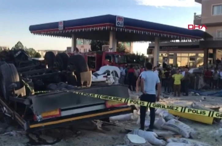 Capture d'une vidéo de l'AFP montrant les dégâts causés par un accident de la route à Derik, dans le sud-est de la Turquie, le 20 août 2022 