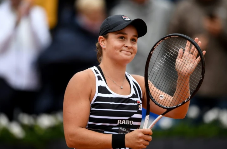 L'Australienne Ashleigh Barty applaudit les supporters après sa victoire face à l'Américaine Amanda Anisimova en demi-finales de Roland-Garros, le 7 juin 2019