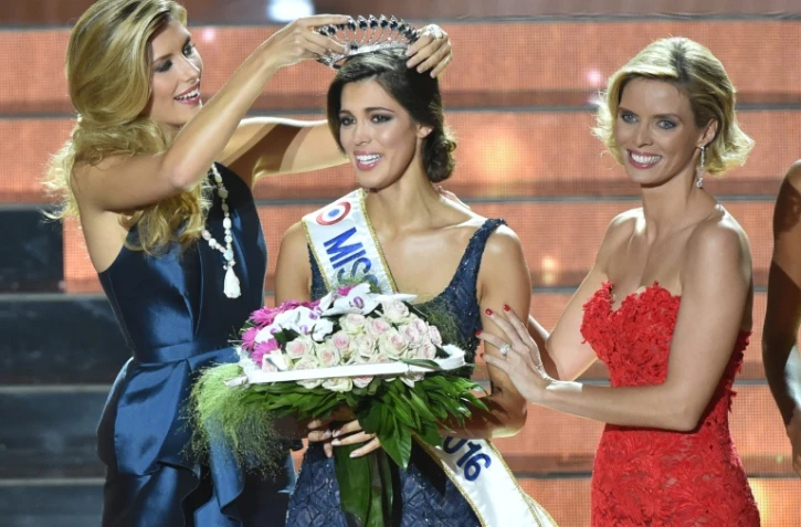 Miss Nord Pas de Calais Iris Mittenaere couronnée Miss France 2016 par Miss France 2015 Camille Cerf, le 19 décembre 2015 à Lille