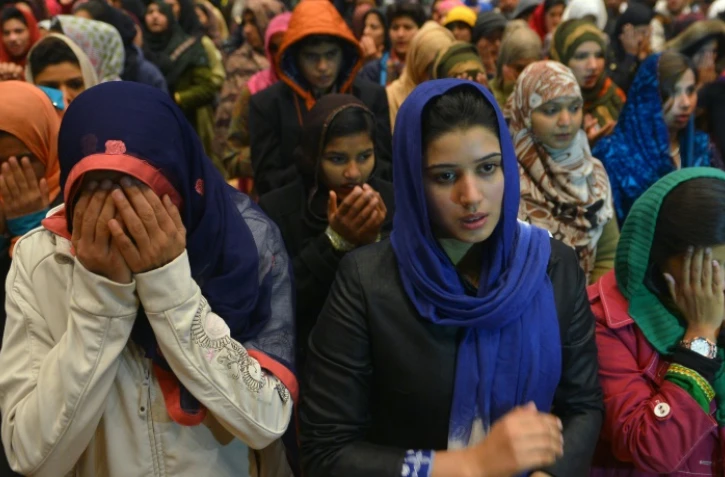 Des Pakistanaises prient, le 21 janvier 2015 à Islamabad pour les victimes de l'attaque terroriste de la veille, en ce jour de deuil national