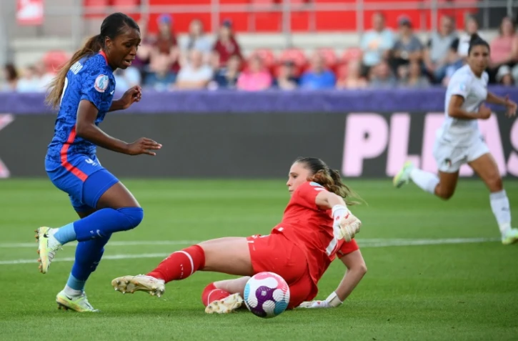 La Française Grace Geyoro (g) marque le quatrième but des bleues, son troisième personnel, contre l'Italie de la gardienne Laura Giuliani (d) à l'Euro féminin, le 10 juillet 2022 à Rotherham    