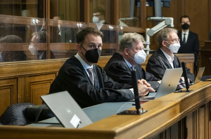 Les avocats de la défense (de gauche à droite) Christian Koch, Ingmar Pauli et Robert Unger au tribunal régional supérieur de Berlin le 15 décembre 2021