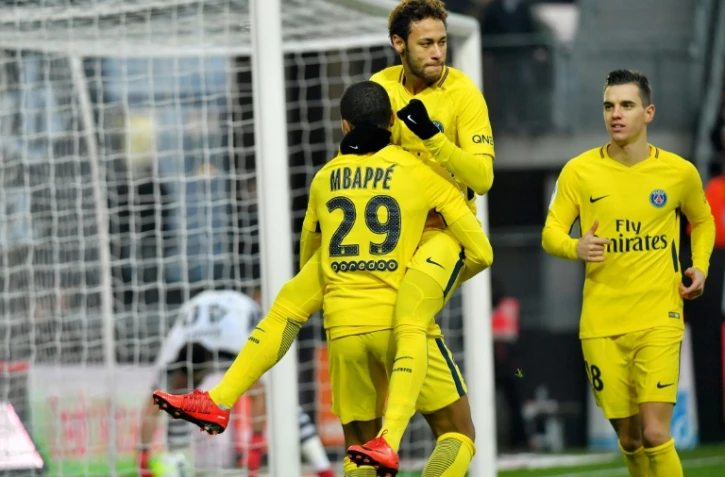 Neymar Jr, auteur d'un doublé pour Paris face à Rennes, est porté par Kylian Mbappé également buteur au Roazhon Park, le 169 décembre 2017