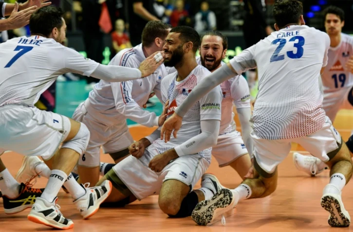 Les Bleus du volley, emmenés par Earvin Ngapeth (c), exultent après leur qualif pour les JO de Tokyo lors de la finale du TQO contre l'Allemagne, le 10 janvier 2020 à Belin  
