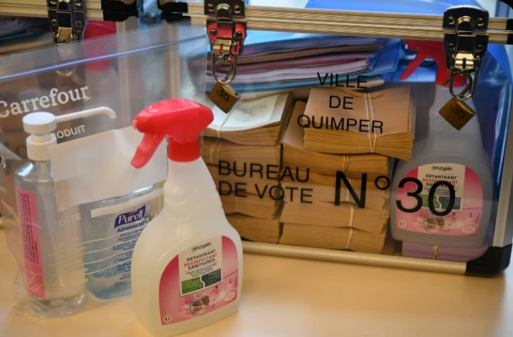 Matériel électoral et désinfectant dans un bureau de vote de Quimper, le 14 mars 2020