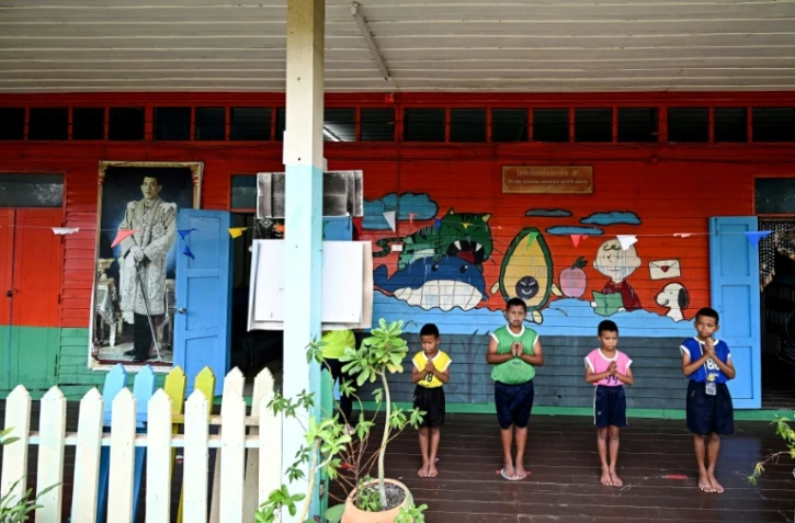Les quatre élèves de l'école de Ban Khun Samut Chin, un village côtier situé à moins de 10 km de Bangkok, le 14 juin 2023 en Thaïlande
