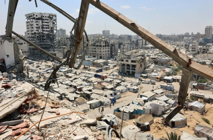 Photo prise le 18 août 2025 montrant des tentes abritant des Palestiniens déplacés dans la ville de Gaza