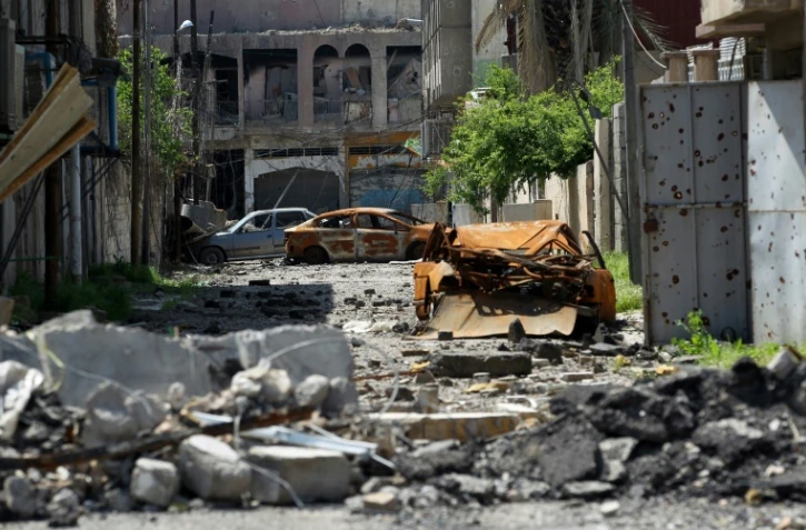 Une rue en ruines dans la vieille ville de Mossoul le 17 avril 2017