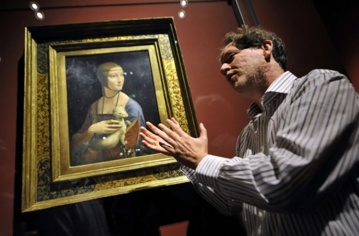 Le directeur du musée de Budapest, Laszlo Baan, devant le tableau de Léonard de Vinci "La dame à l'hermine" le 27 octobre 2009 à Budapest