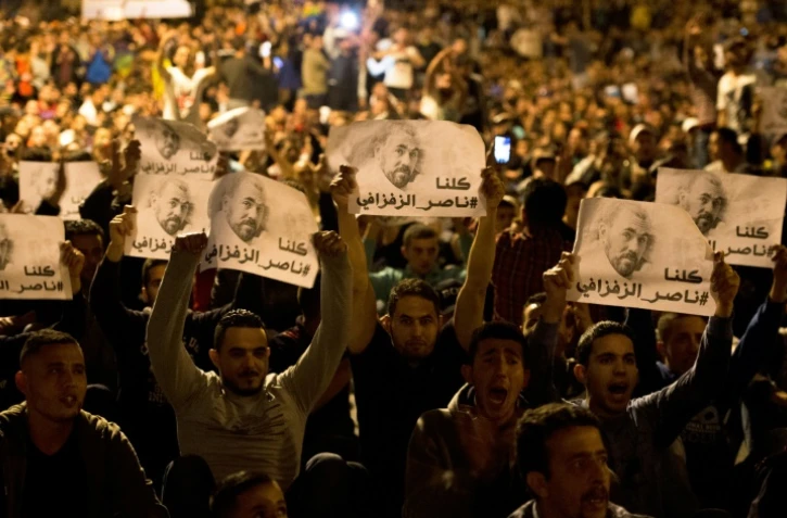 Des manifestants brandissent des portraits de Nasser Zafzafi, meneur du mouvement du "Hirak", à al-Hoceïma le 29 mai 2017.