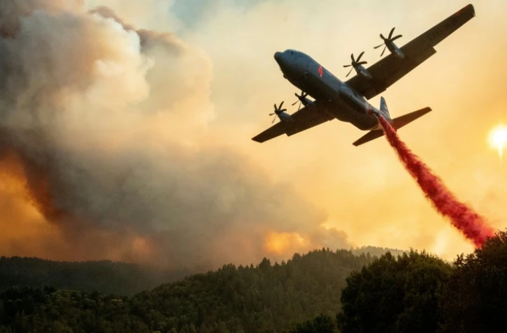 Un avion bombardier d'eau passe au-dessus du LNU Lightning Complex, à Healdsburg, en Californie, le 20 août 2020