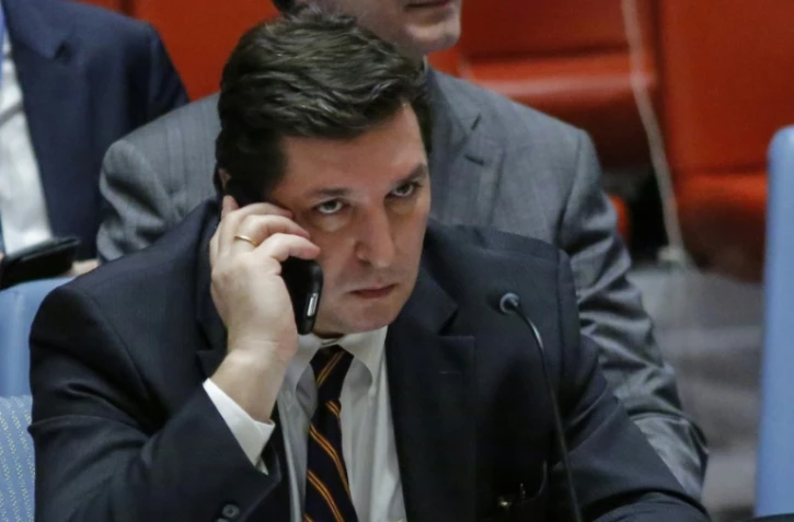 L'ambassadeur adjoint russe à l'ONU Vladimir Safronkov parle au téléphone après avoir voté contre une résolution sur la Syrie le 12 avril 2017 au siège des Nations unies à New York