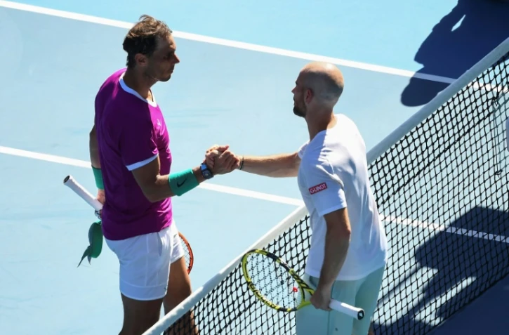 L'Espagnol Rafael Nadal (gauche) et le Français Adrian Mannarino (droite) après leur match du 4e tour de l'Open d'Australie à Melbourne le 23 janvier