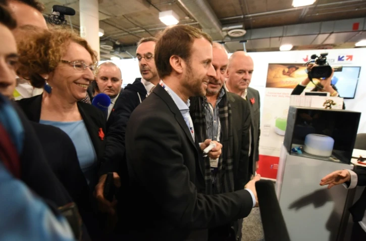 Emmanuel Macron, alors ministre de l'Economie, et  Muriel Pénicaud, alors présidente de Business France, rencontrent des start-ups au CES 2016 à Las Vegas, le 7 janvier 2016