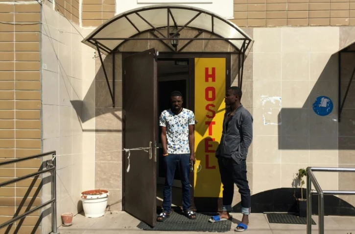 Le jeune nigérian Sodiq Olamilekan (g) et son frère Ismail à l'entrée de leur hôtel à Moscou, le 12 juillet 2018 