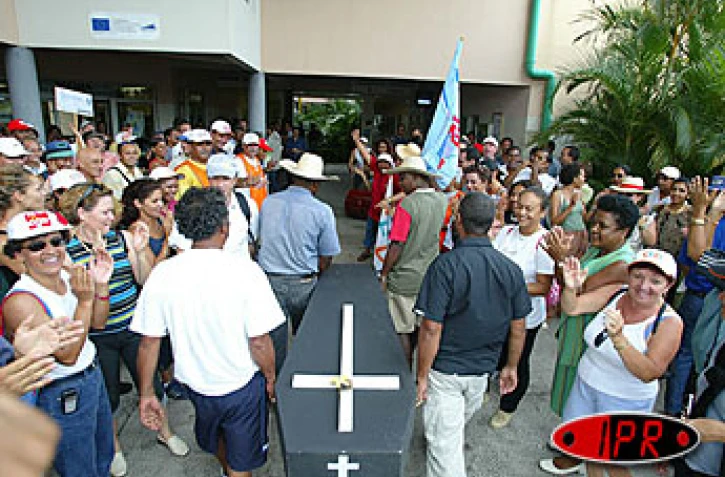 Jeudi 24 avril 2003 - Les grévistes de la chambre de commerce et d'industrie de La Réunion reçoivent le soutien des manifestants de l'Éducation nationale