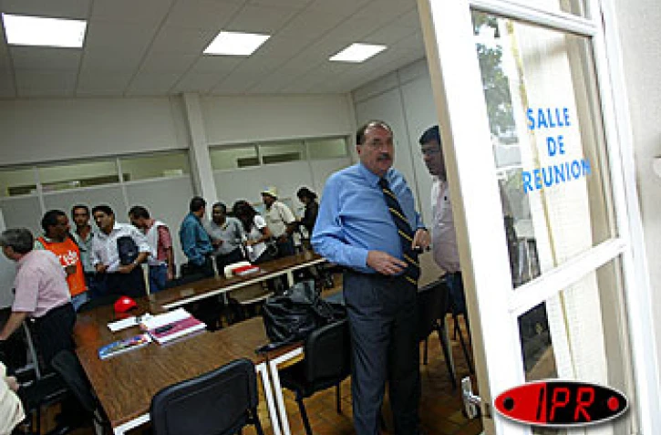 Il n'y a toujours pas de solution dans le conflit qui paralyse depuis dix jours la chambre de commerce et d'industrie de La Réunion. Une réunion de concertation entre les grévistes et la direction est prévue pour le vendredi 2 mai 2003.