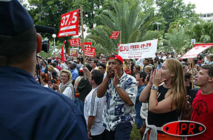 Les grévistes de l'Éducation nationale ont observé un moment de répit ce vendredi 18 avril 2003 avant le week end pascal et la manifestation du mercredi 23 avril 2003 à Saint-Pierre